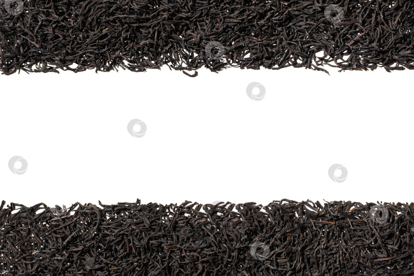 Скачать Сухие чайные листья, выделенные на белом фоне, вид сверху. Пустое место для текста посередине фотосток Ozero