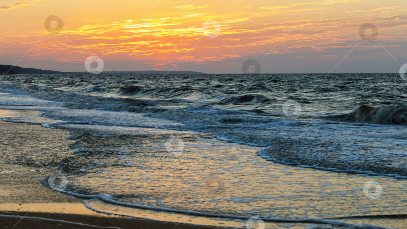 Скачать Морской вечерний пейзаж с заходящим солнцем за горизонтом фотосток Ozero