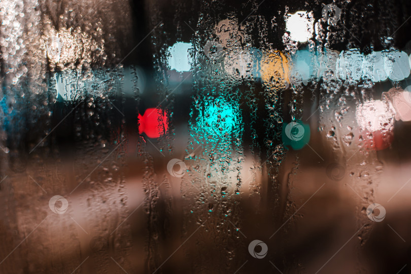 Скачать Влажная поверхность стекла после дождя, мягкий фокус. Размытое освещение ночного города фотосток Ozero