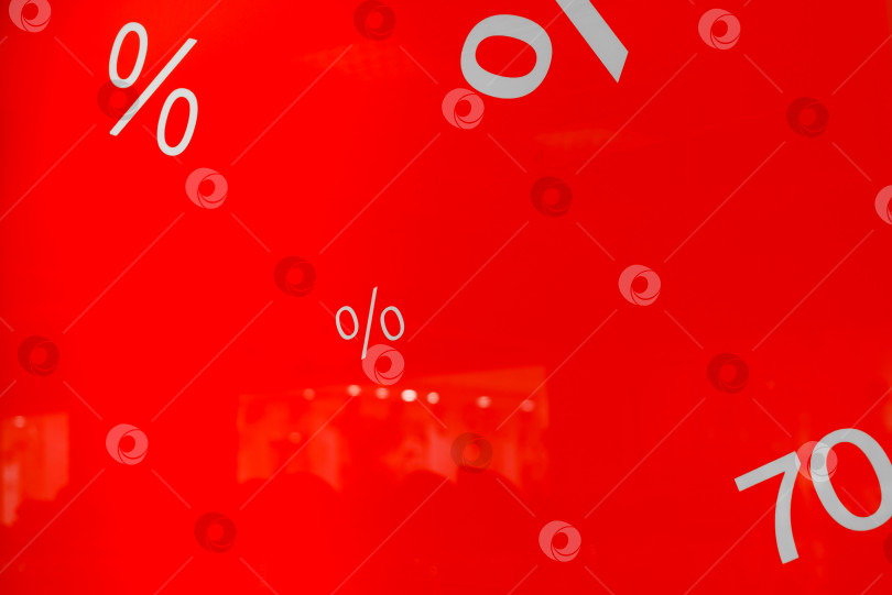 Скачать Знаки скидок на красном фоне витрины магазина в торговом центре. Концепция праздничной распродажи фотосток Ozero