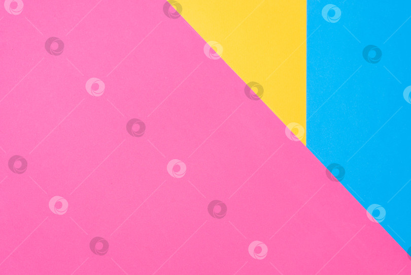 Скачать Разноцветный бумажный фон. Желто-розовый и голубой геометрический фон. фотосток Ozero