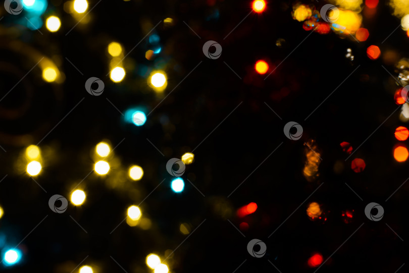 Скачать Разноцветные рождественские уличные фонари в размытом виде. Праздничный фон. Мягкий фокус фотосток Ozero
