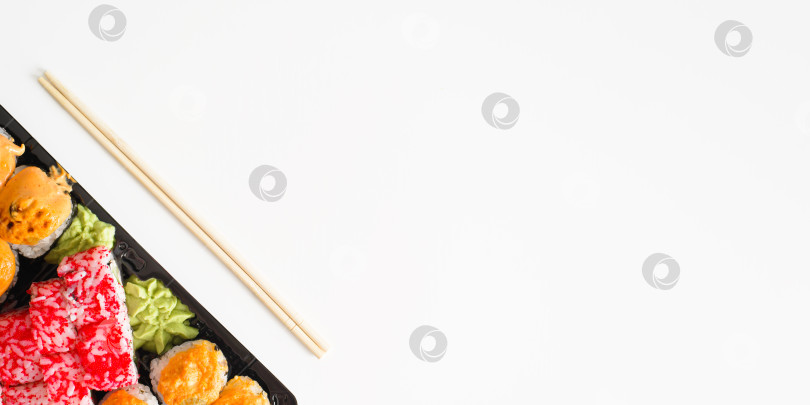 Скачать Баннер с традиционной японской едой, место для копирования. Набор суши, роллов и палочек для еды, вид сверху. фотосток Ozero