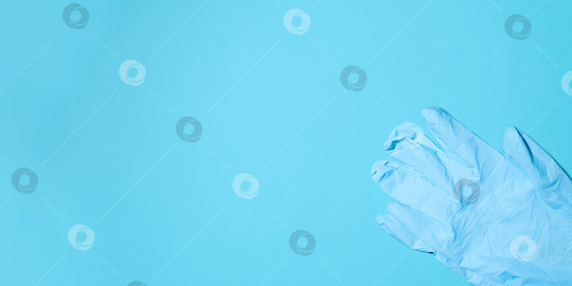 Скачать Синие медицинские перчатки на баннере на синем фоне, место для копирования фотосток Ozero