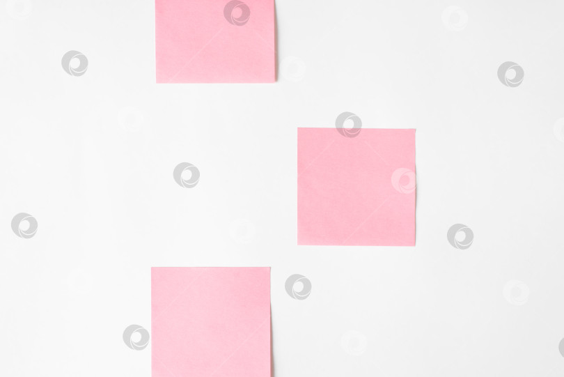 Скачать Розовые наклейки на белой стене, скопируйте пространство. Напоминание о макете фотосток Ozero