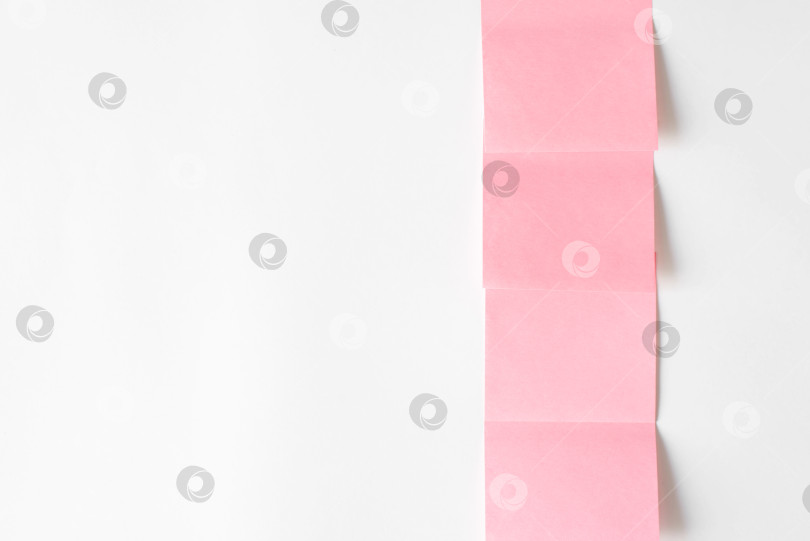 Скачать Коллекция розовых наклеек на белой стене, копировальное пространство фотосток Ozero