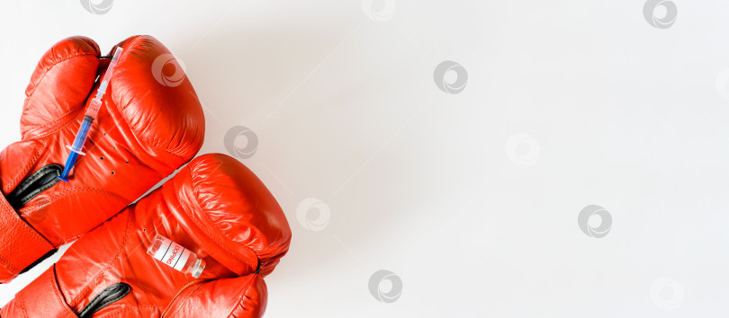 Скачать Шприц и ампула с допингом на красных боксерских перчатках. Баннер, место для копирования. Допинг, фармакология и спортивная концепция. фотосток Ozero