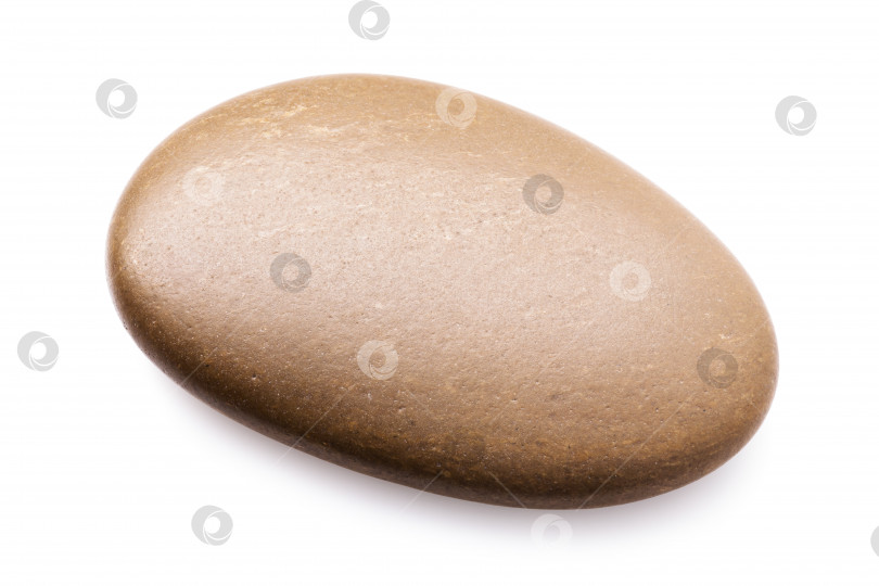 Скачать Коричневый морской камень, выделенный на белом фоне. Гладкая галька. Сложенная фотография фотосток Ozero