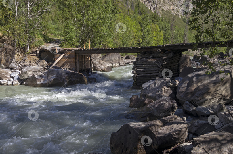 Скачать Старый полуразрушенный мост через горную реку фотосток Ozero