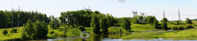 Скачать ЛЭП на берегу пруда в лесном массиве фотосток Ozero