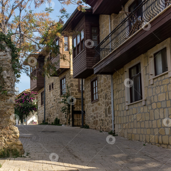 Скачать старая улица в историческом районе Сиде в Манавгате, Турция фотосток Ozero