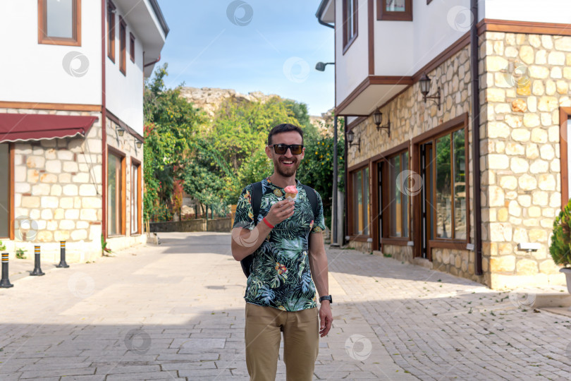 Скачать веселый турист с мороженым в средиземноморском городке фотосток Ozero