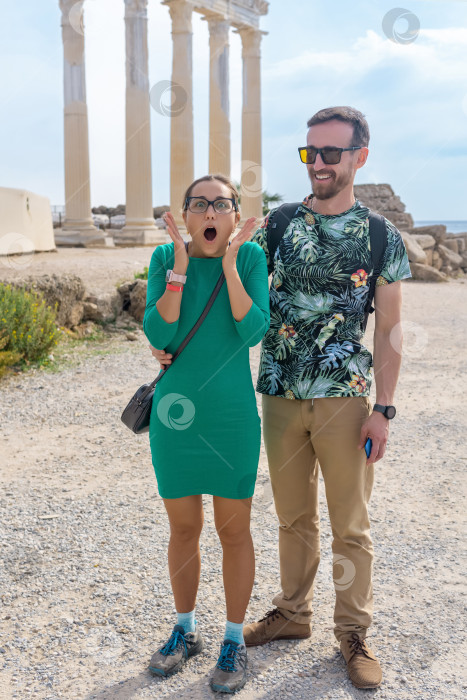 Скачать туристка выразительно поражена на фоне побережья с историческими памятниками фотосток Ozero