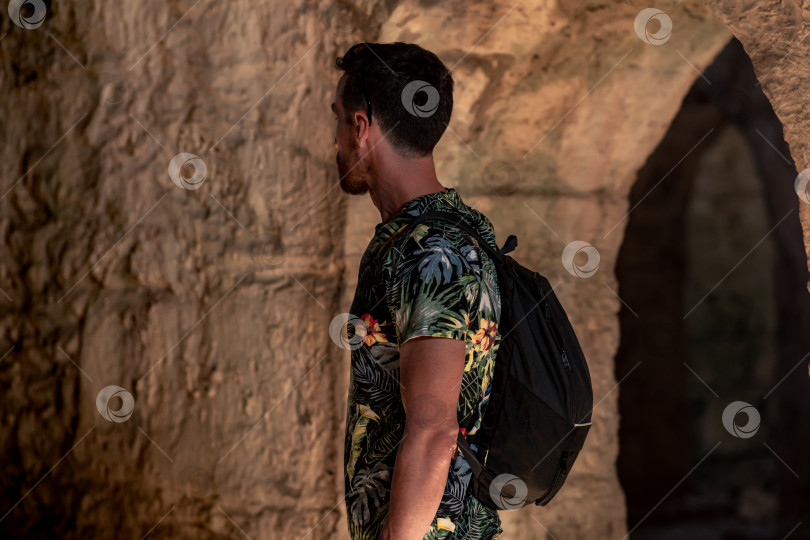 Скачать турист, посещающий подземелья некоторых древних руин фотосток Ozero