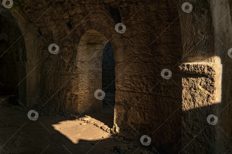 Скачать интерьер подземелья каких-то древних руин фотосток Ozero