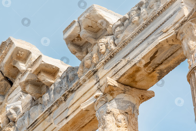Скачать фрагмент колоннады разрушенного храма Аполлона сбоку с высеченным из камня рельефом на фризе фотосток Ozero
