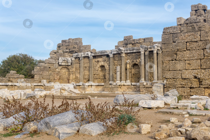 Скачать руины древнеримской агоры - общественного пространства античного города - в Сиде, Турция фотосток Ozero