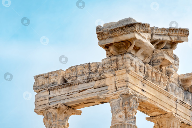 Скачать фрагмент колоннады разрушенного храма Аполлона в Сиде с высеченным из камня рельефом на фризе фотосток Ozero
