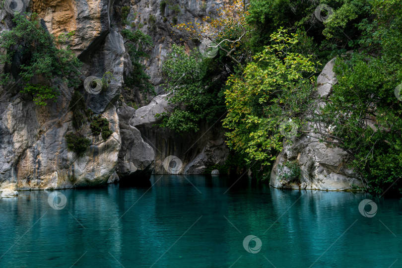 Скачать природный скалистый каньон с голубой водой в Гейнуке, Турция фотосток Ozero