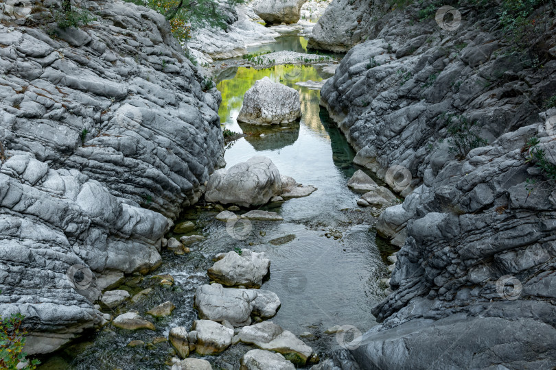 Скачать горный пейзаж с рекой в каменистом русле фотосток Ozero