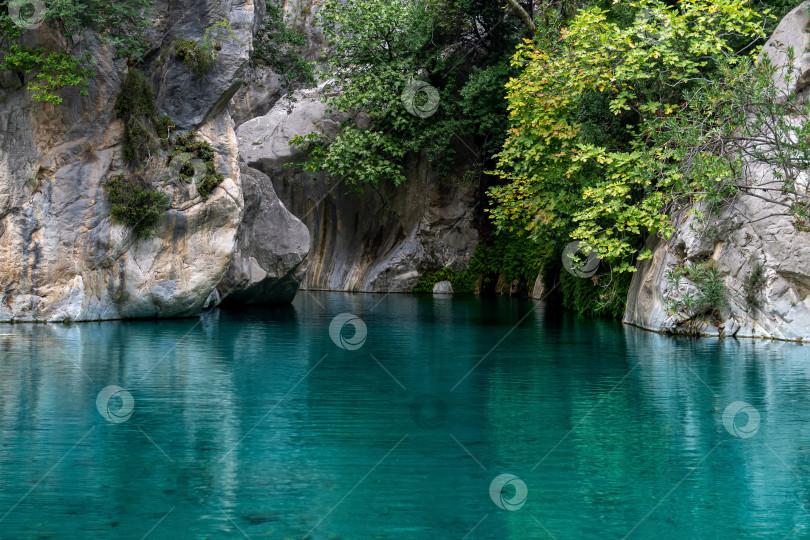 Скачать природный скалистый каньон с голубой водой в Гейнуке, Турция фотосток Ozero