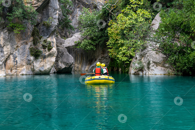Скачать туристы на надувной лодке сплавляются по каньону голубой воды в Гейнуке, Турция фотосток Ozero