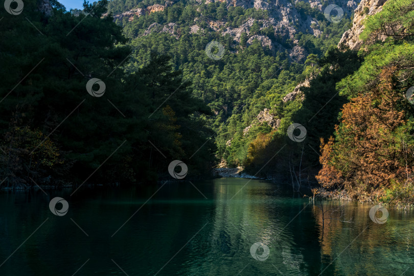 Скачать осенний горный пейзаж с тенистым озером фотосток Ozero