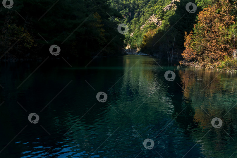 Скачать осенний горный пейзаж с тенистым озером фотосток Ozero