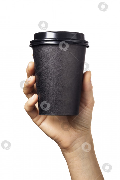 Скачать Рука держит бумажный стаканчик для кофе, выделенный на белом фоне фотосток Ozero