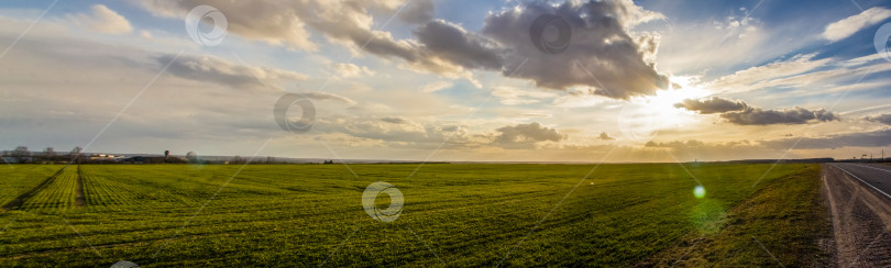 Скачать Панорама красивых грозовых облаков над полем. Пейзаж на закате. Баннер с облачным небом. фотосток Ozero