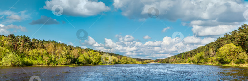 Скачать Панорамный вид на реку Неман в Гродно летом с прекрасными пейзажами. фотосток Ozero