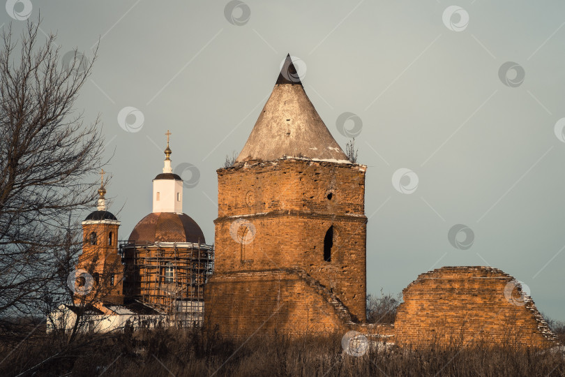 Скачать Древний замок и церковь. Россия, Орловская область, деревня Сабурово фотосток Ozero