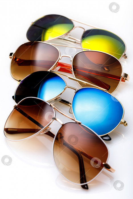 Скачать Коллекция солнцезащитных очков без названия на белом фоне фотосток Ozero