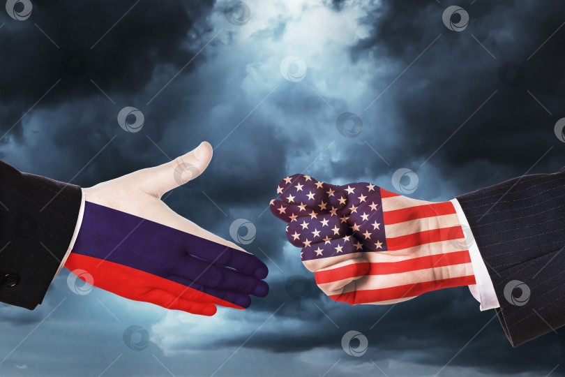 Скачать Руки на фоне пасмурного неба, концепция на тему предложения о дружбе между странами, Америка отказывает России в дружбе фотосток Ozero