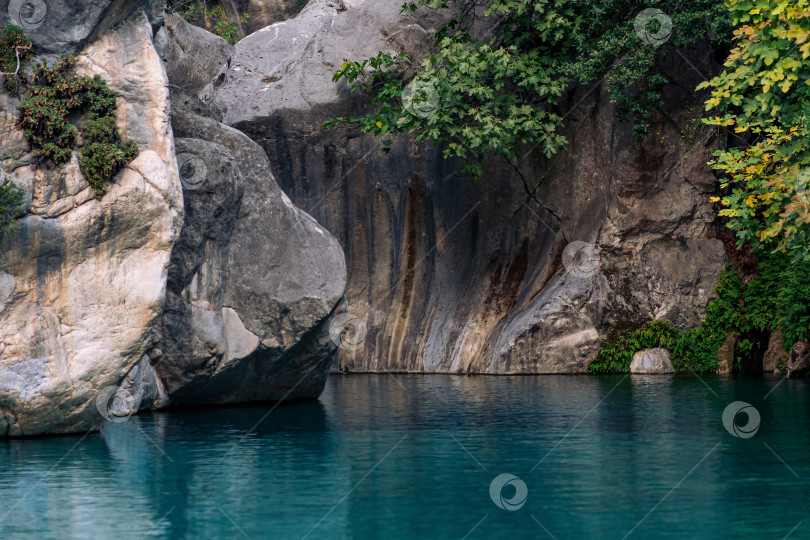 Скачать природный скалистый каньон с голубой водой в Гейнуке, Турция фотосток Ozero