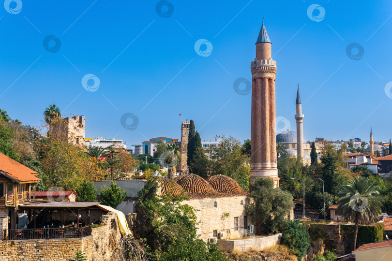Скачать вид на Калеичи, исторический центр Анталии, видны минарет Йивли и часовая башня Саат кулеси фотосток Ozero