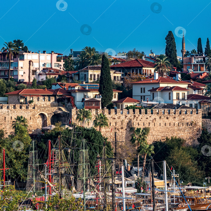 Скачать общий вид сверху на Калеичи и историческую гавань Анталии, Турция фотосток Ozero