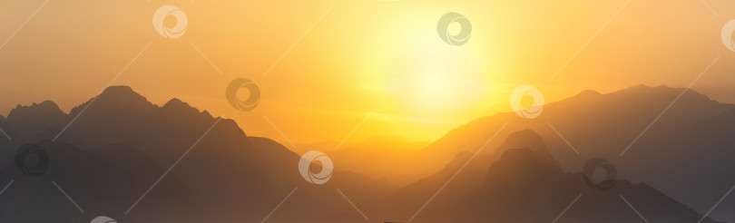 Скачать оранжевая панорама - туманные горы на закате фотосток Ozero