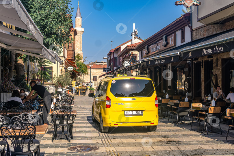 Скачать такси на улице исторического центра города Анталия, Турция фотосток Ozero