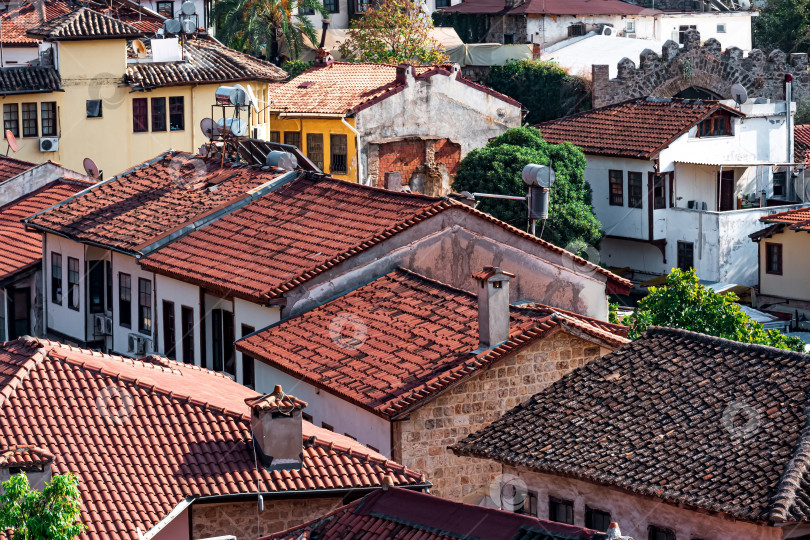Скачать вид на черепичные крыши старинных домов в историческом центре Анталии, Турция фотосток Ozero