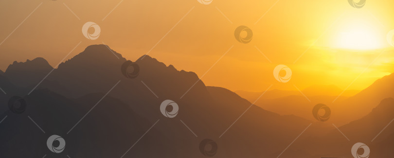 Скачать природный пейзаж - туманные горы на закате фотосток Ozero
