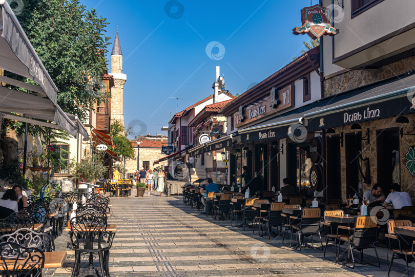 Скачать старые улицы с отелями и ресторанами в историческом центре Анталии, Турция фотосток Ozero