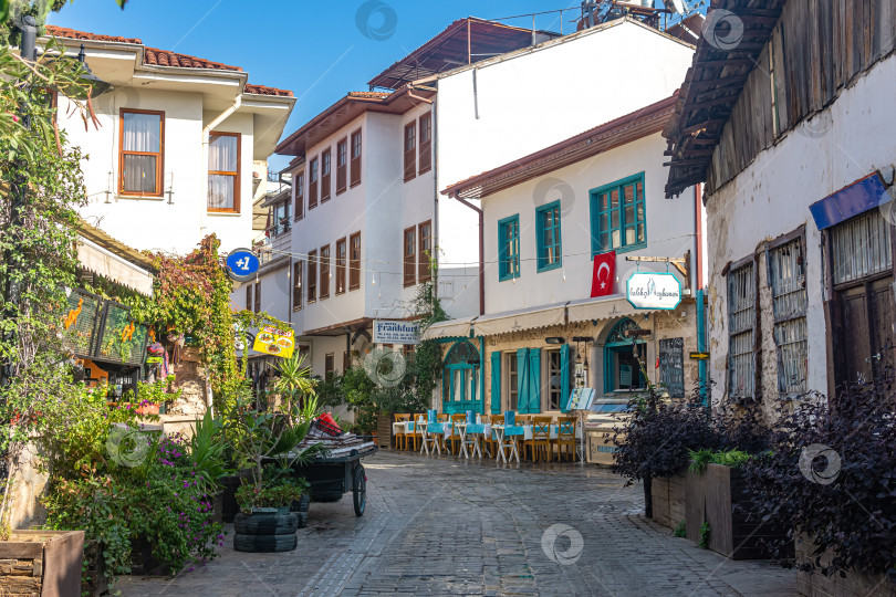 Скачать старые туристические улицы с отелями и ресторанами в историческом центре Анталии, Турция фотосток Ozero