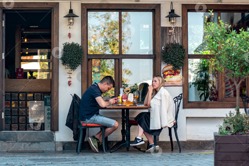 Скачать пара за столиком уличного кафе в историческом центре Анталии фотосток Ozero