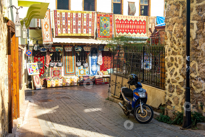 Скачать винтажная улица в историческом центре города с магазином ковров в Анталии, Турция фотосток Ozero
