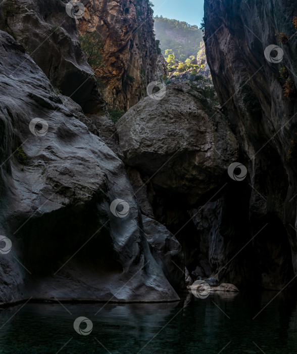 Скачать огромный камень висит, застряв между двумя стенами каньона Гейнюк в Турции фотосток Ozero