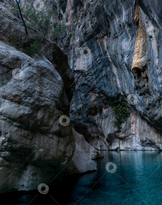 Скачать природный скалистый каньон с голубой водой в Гейнюке, Турция фотосток Ozero