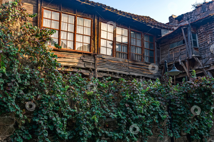 Скачать полуразрушенный дом в историческом районе подлежит реконструкции фотосток Ozero