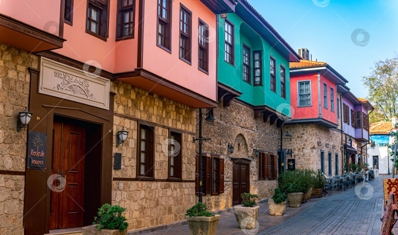 Скачать вид на исторический центр Анталии с красочными мини-отелями в исторических домах фотосток Ozero