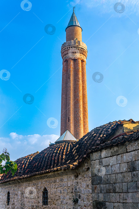 Скачать Yivli Minare Camii (мечеть с рифленым минаретом) исторической мечети в Анталии фотосток Ozero